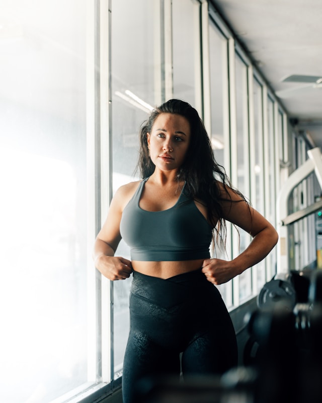 CrossFit Reading female member during workout